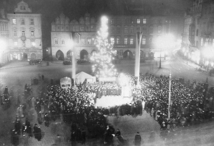 Vánoční stromek na Staroměstském náměstí v Praze. Rok 1935