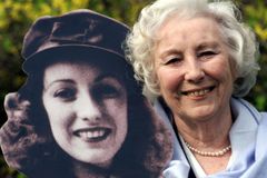 Miláček britských vojáků slaví 100 let. Vera Lynnová i přes svůj věk zazpívá na koncertě