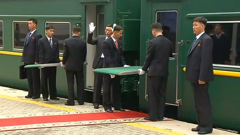 Video: Kimův vlak v Rusku minul červený koberec. Strojvůdce musel couvat