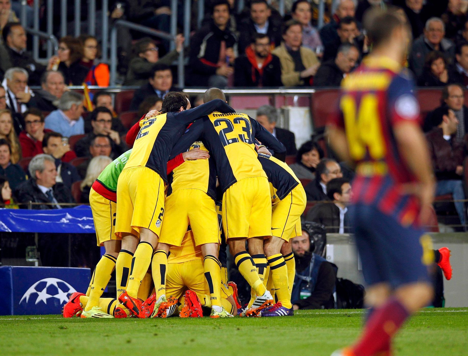 Hráči Atletica Madrid slaví gól do sítě Barcelony ve čtvrtfinále Ligy mistrů