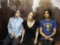 Pussy Riot v prosklené kukani pro obžalované.