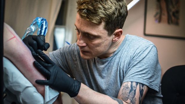 #Honzikovacesta do studia Jana Mráze: Tetování se pro nás stává závislostí na bolesti