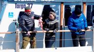 Dánský král Frederik drží úlovek během lodní vyjížďky s předsedou grónské vlády Jens-Frederikem Nielsenem v nuuském fjordu. Takové neformální momenty podtrhují blízkost a přátelské vztahy mezi představiteli obou zemí v době politického napětí.