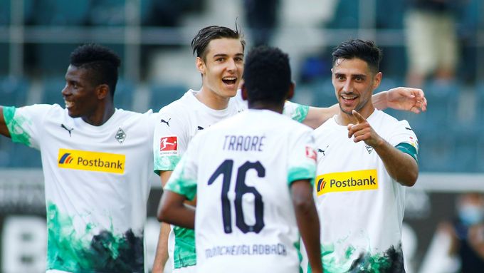 32. kolo německé fotbalové ligy 2019/20, Mönchengladbach - Wolfsburg: Domácí fotbalisté se radují z gólu.