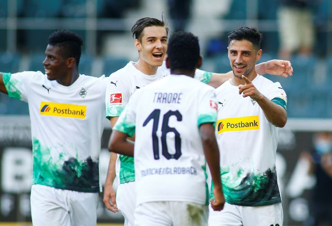 32. kolo německé fotbalové ligy 2019/20, Mönchengladbach - Wolfsburg: Domácí fotbalisté se radují z gólu.