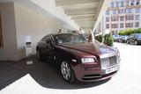 Prodejna vznikla v lobby hotelu Intercontinental v Pařížské ulici. Provozuje ji společnost CarTec, která v Česku prodává i vozy BMW. Právě pod křídla bavorského koncernu britská aristokratická značka od devadesátých let patří. Vůz před prodejnou je Rolls-Royce Wraith.