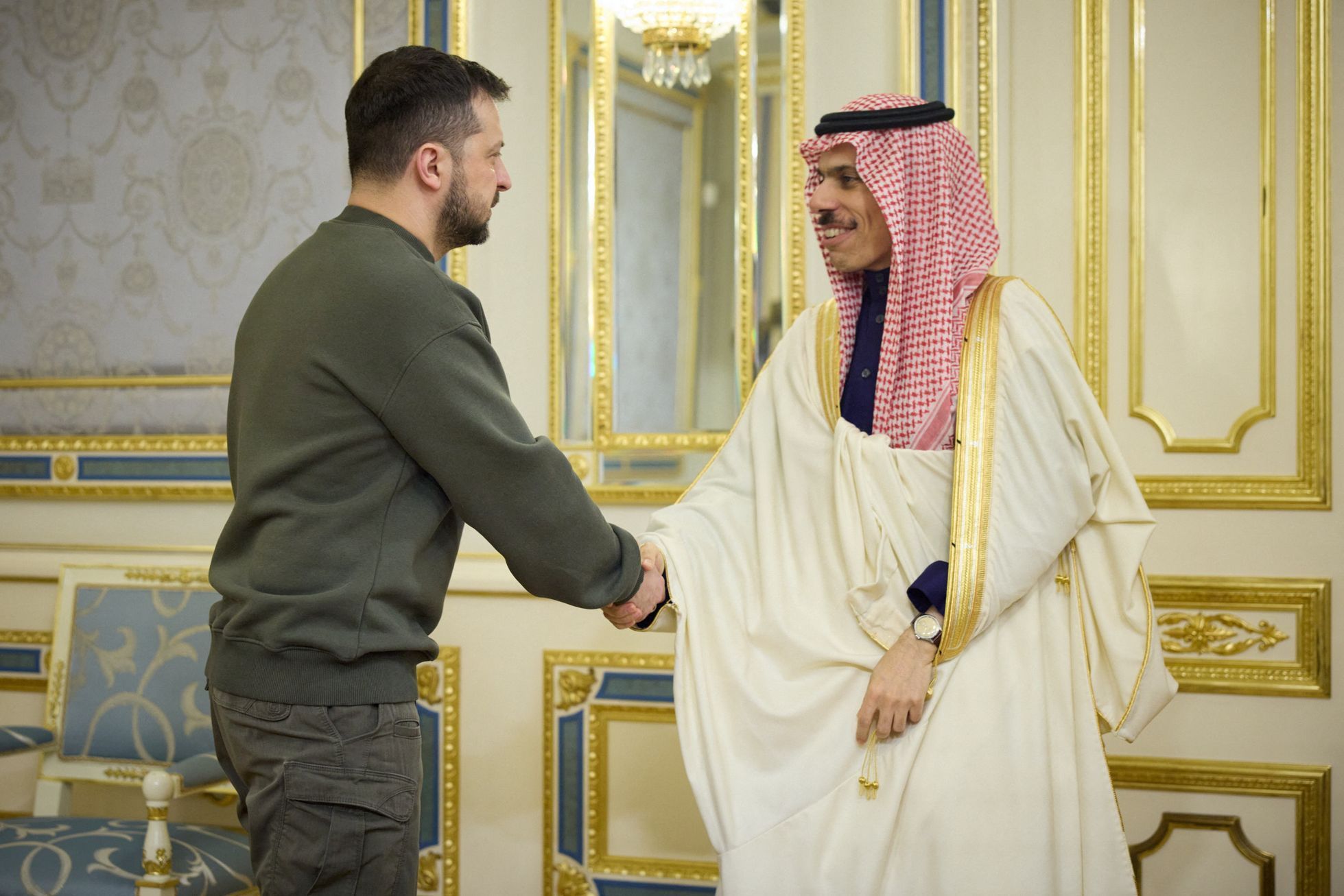 Ukrajinu v neděli nečekaně navštívil saúdskoarabský ministr zahraničí princ Fajsal bin Farhán al Saúd. Saúdská Arábie slíbila Ukrajině pomoc ve výši 400 milionů dolarů.