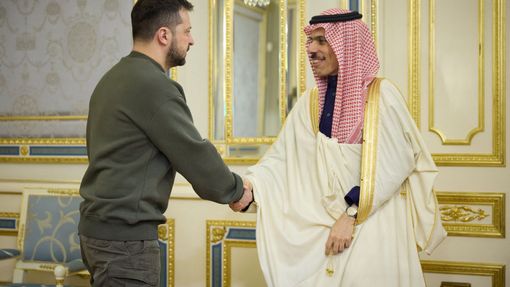 Ukrajinu v neděli nečekaně navštívil saúdskoarabský ministr zahraničí princ Fajsal bin Farhán al Saúd. Saúdská Arábie slíbila Ukrajině pomoc ve výši 400 milionů dolarů.