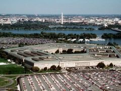 Donald Rumsfeld přišel s plánem přetvořit Pentagon, za pět let odešel s nepořízenou