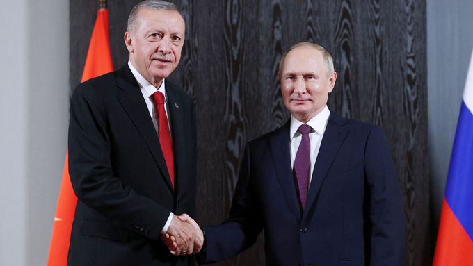 „Země se musí vrátit právoplatným vlastníkům.“ Erdogan prozradil, o čem mluví s Putinem.
