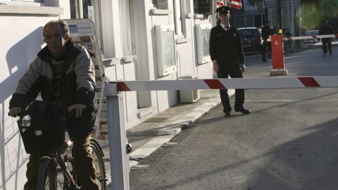 Kontrolní stanoviště na přechodu mezi řeckou a tureckou částí Kypru.