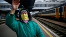 Žena mává na rozloučenou příbuznými, kteří odjíždí z kyjevského hlavního nádraží do Lvova evakuačním vlakem