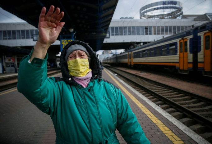 Žena mává na rozloučenou příbuznými, kteří odjíždí z kyjevského hlavního nádraží do Lvova evakuačním vlakem