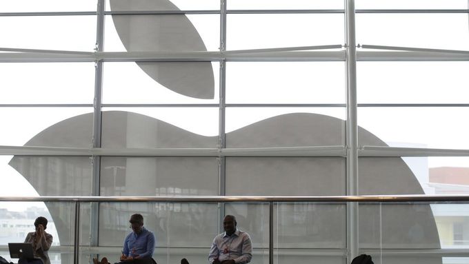 Úřady se již několik týdnů snaží společnost Apple přimět, aby odblokovala telefon Syeda Farooka. (Ilustrační foto)