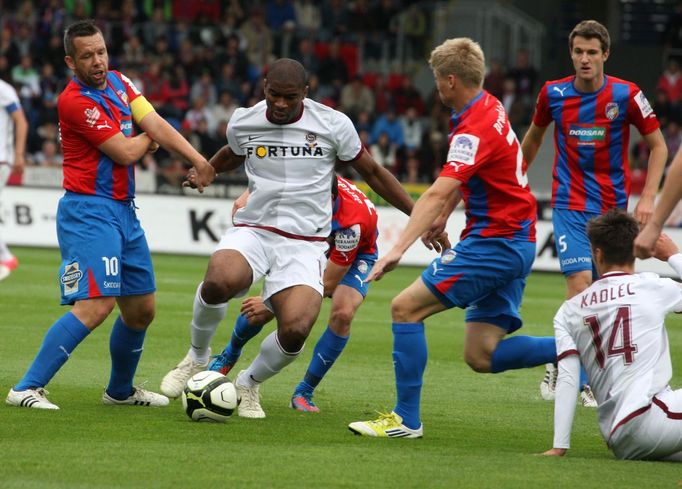 Fotbalisté Plzně Pavel Horváth a Václav Procházka se snaží odehrát Léonarda Kweukeho v utkání se Spartou Praha v utkání sedmého kola Gambrinus ligy 2012/13.