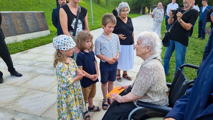 Archivní snímek Zdeny Mašínové mladší na Kobyliské střelnici v Praze 8.