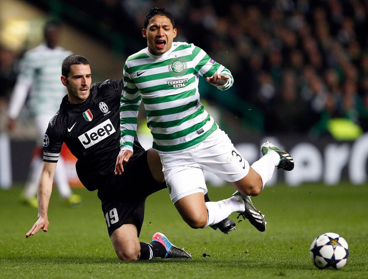 Liga mistrů, Celtic Glasgow - Juventus: Emilio Izaguirre (vpravo) a Leonardo Bonucci
