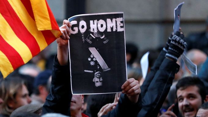 Zastánci nezávislého Katalánska demonstrují proti španělskému králi.