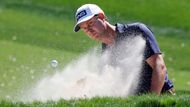 Orlando, USA: Golfista Harris English se snaží dostat z bunkeru na druhé jamce během prvního kola turnaje Arnold Palmer Invitational.