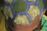 Brazilský fanoušek s hlavou jako barevný fotbalový míč sledoval zápas svého týmu na MS s Austrálií.