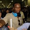 Fotbalista Didier Drogba z Pobřeží Slonoviny je vítán fanoušky při příletu do nového působiště Šanghaj Šenhuja.