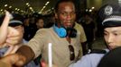 Fotbalista Didier Drogba z Pobřeží Slonoviny je vítán fanoušky při příletu do nového působiště Šanghaj Šenhuja, kde podepsal smlouvu na dva a půl roku.