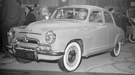 Simca Aronde v roce 1953 ještě s původní čelní maskou.