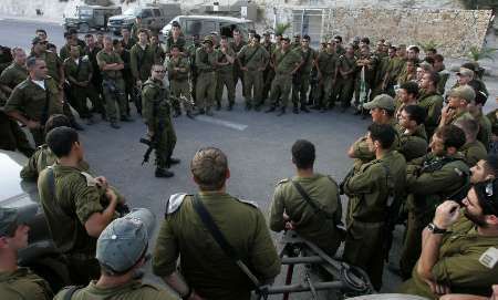 Válečná porada izraelských vojáků rozmístěných u libanonských hranic