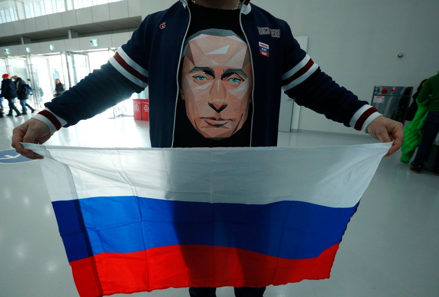 Ruský fanoušek v tričku v Vladimirem Putinem ve čtvrtfinále s Norskem na ZOH 2018