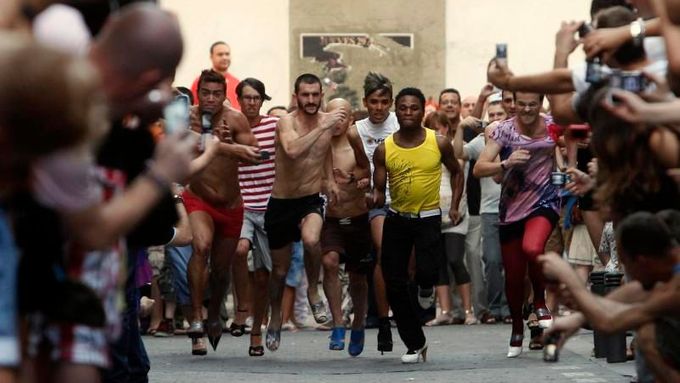 V Madridu závodili muži v běhu na podpatcích