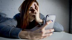 Mobil, mobilní telefon - strach, obava, kyberšikana, phishing
