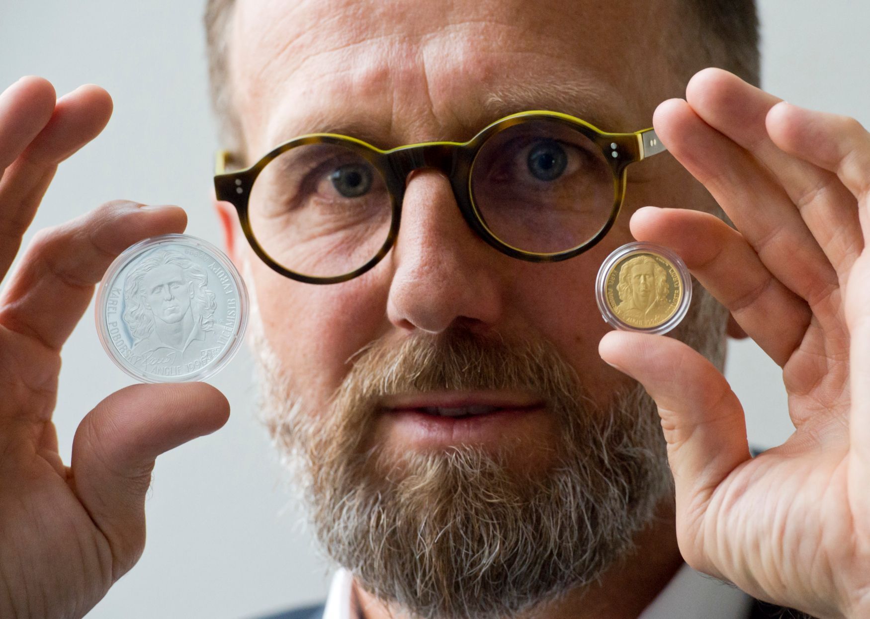 Karel Poborský s pamětní mincí