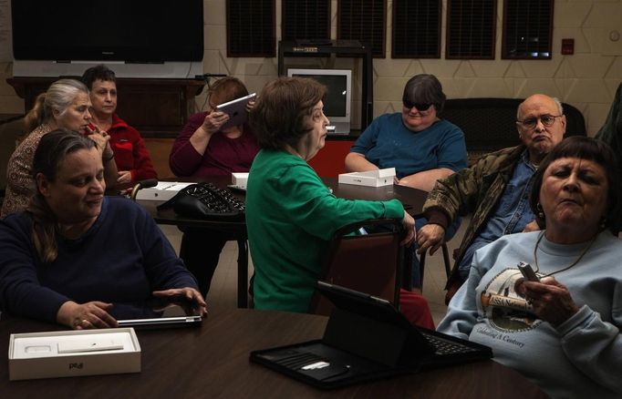 Students taking part in the Older Blind Program listen to a lesson on how to use an iPad at the World Services for the Blind (WSB) in Little Rock, Arkansas January 5, 2013. Janet Ford, an instructor who is part of the Older Blind Program, which enrols blind or visually impaired students older than 54 years old, says touch screen computers are easier to use than a traditional keyboard for her students. The WSB is a rehabilitation center for the blind or visually impaired which offers life skills and career training programs designed to help those enrolled achieve sustainable independence. Picture taken on January 5, 2013. REUTERS/Gaia Squarci (UNITED STATES - Tags: HEALTH EDUCATION SOCIETY SCIENCE TECHNOLOGY) Published: Dub. 26, 2013, 2:08 odp.