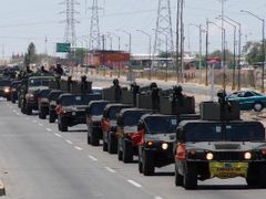 Vojenský konvoj v Ciudad Juárez. Válka s drogovými dealery je zde v plném proudu.