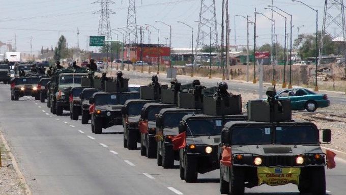 Mexičtí vojáci ve městě Ciudad Juárez na hranici s USA při zátahu proti drogovým kartelům.