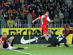Třetí gól do sítě Sparty vstřelil k radosti fanoušků Slavie Vladimír Šmicer (11, SK Slavia Praha).