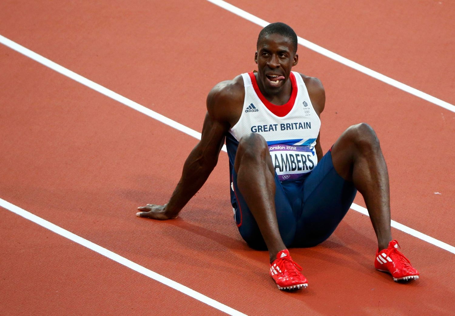 Britský sprinter Dwain Chambers po semifinále na 100 metrů během OH 2012 v Londýně.