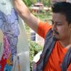 Člověk v tísni pomáhá v zemětřesení poničeném Nepálu
