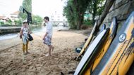 První river surfingový spot se nachází pod brandýským zámkem. Na břeh dokonce navezli písek.