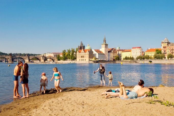 Dolní cíp Střeleckého ostrova se mění v improvizovanou pláž, kde si lidé užívají chvíle poklidného relaxu. Fotografie z roku 2010.