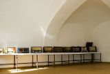 Lidé ze Slezských Rudoltic tu postupně zakládali malé muzeum. Toto je expozice starých rozhlasových přístrojů.