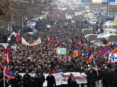 Desetitisíce lidí před volbami podpořily bývalého prezidenta Petrosjana