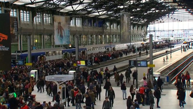 Stávka železničářů komplikuje cestování po Francii. Naplno vypukla bitva o státní železniční podnik