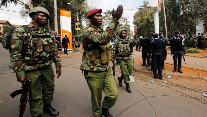 Policisté v Nairobi.