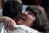 Vania Cherveniashka pláče štěstím v náručí svých příbuzných