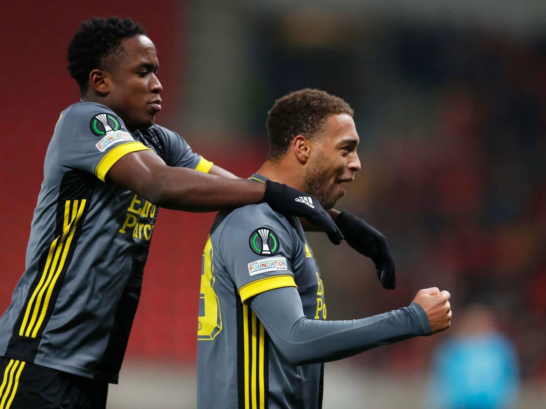 Cyriel Dessers slaví gól v zápase EL Slavia - Feyenoord