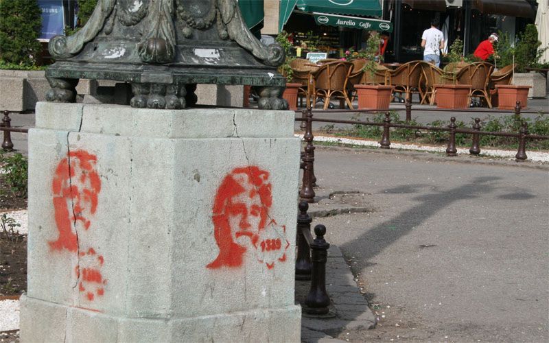 Radovan Karadžič v ulicích Bělehradu
