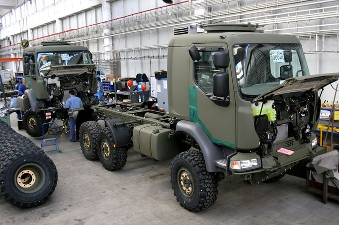 Třínápravová Tatra T-810 postupně nahrazuje ve službě u armády legendární Pragy V3S, které se vyráběly od roku 1953 až do začátku 90. let.