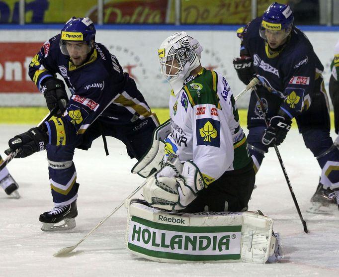 Hokejista Kladna Antonín Melka operuje před Tomášem Závorkou v utkání proti Karlovým Varům ve 26. kole Tipsport extraligy 2012/13.