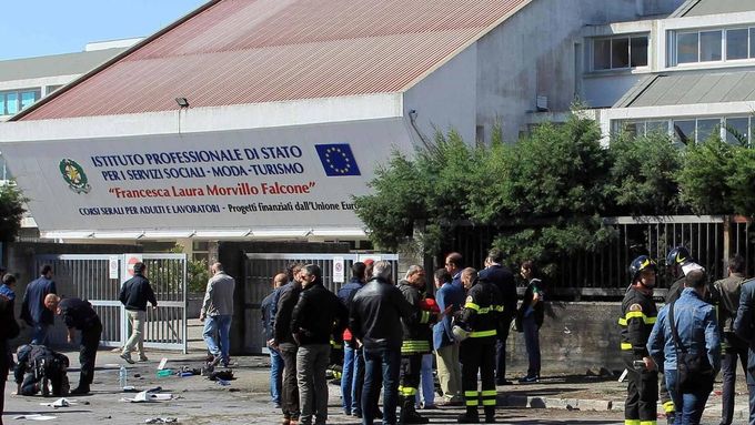 Italští policisté hlídkují po výbuchu před dívčí školou v Brindisi, který zabil nejméně dvě školačky.